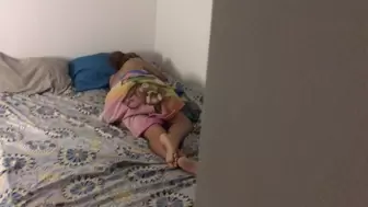 Stepbrother jerks off until he cumming on her little stepsister's behind when she rests, spunk in booty.