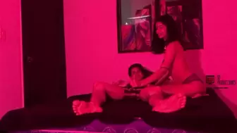 Espero a mi hermanastro en su cuarto para darle una gran sorpresa - Parte one - Porno en Español