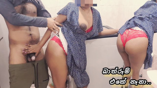 බාත්රූම් එකට රෙදි හෝදන්න ආපු නෑනා.. (ඔරිජිනල් වොයිස්) / Sri Lankan Bathroom Sex With Attractive Step-Sister