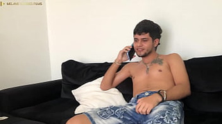 mi hermanastra me saca la leche mientras hablo por telefono - polla grande - en español