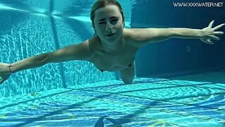 Sweet US blondie Lindsey Cruz swims naked in the pool